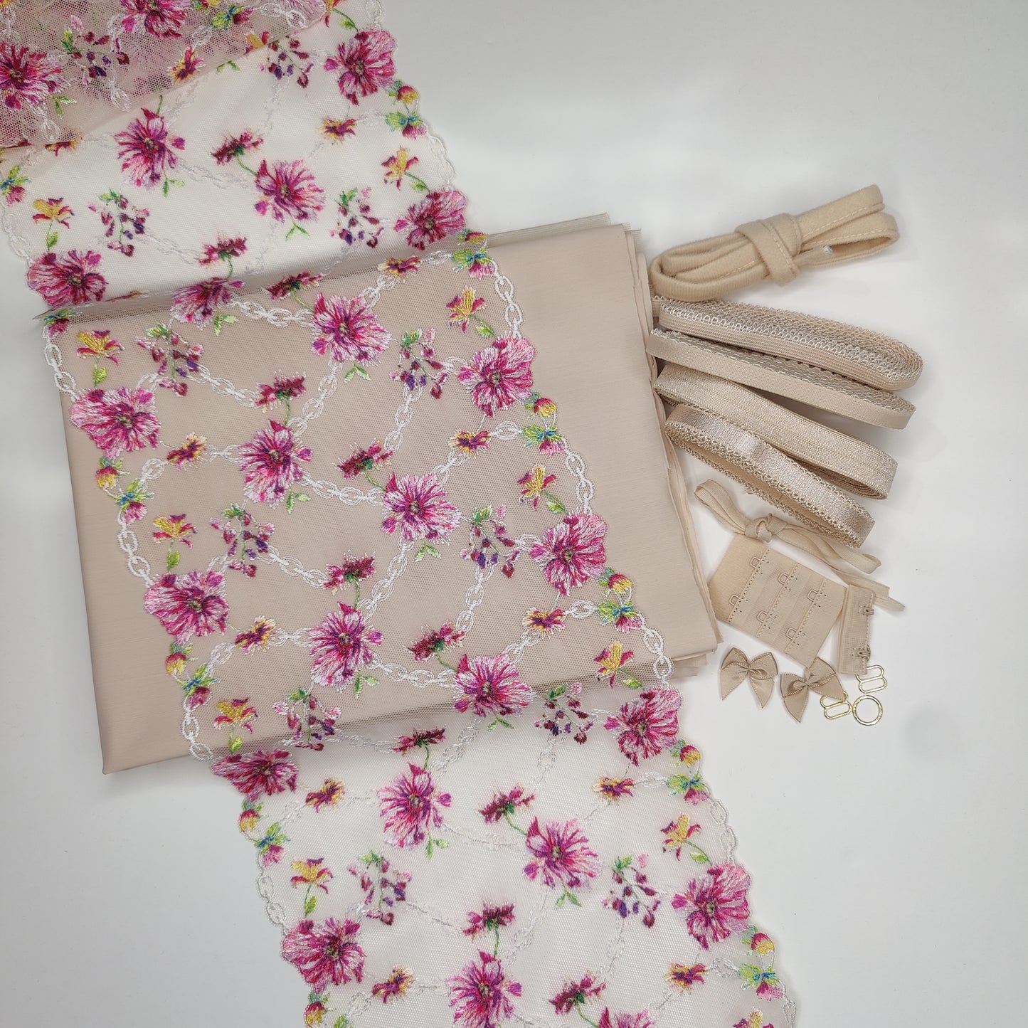 Kit de couture DIY soutien-gorge + culotte. Paquet de couture créatif avec dentelle élastique à broder, powernet et microfibre beige. IDnsx1