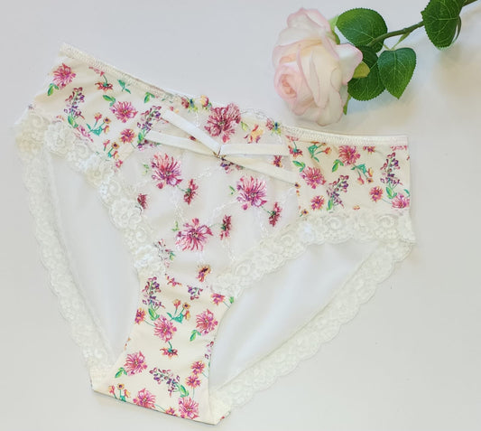 NOUVEAU : Pack de couture comprenant le patron de slip Johanna et un tutoriel vidéo. fleurs sur blanc cassé. Septembre et octobre.