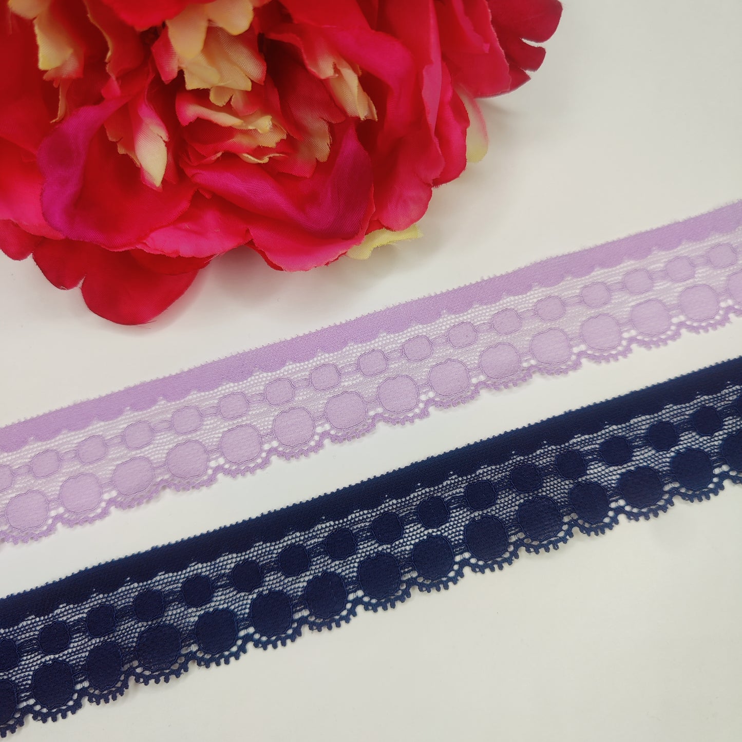 1 m elastische schmale Spitzenborte ca. 3 cm in pastel lavender und dark blue / stretch lace trim IDsx4