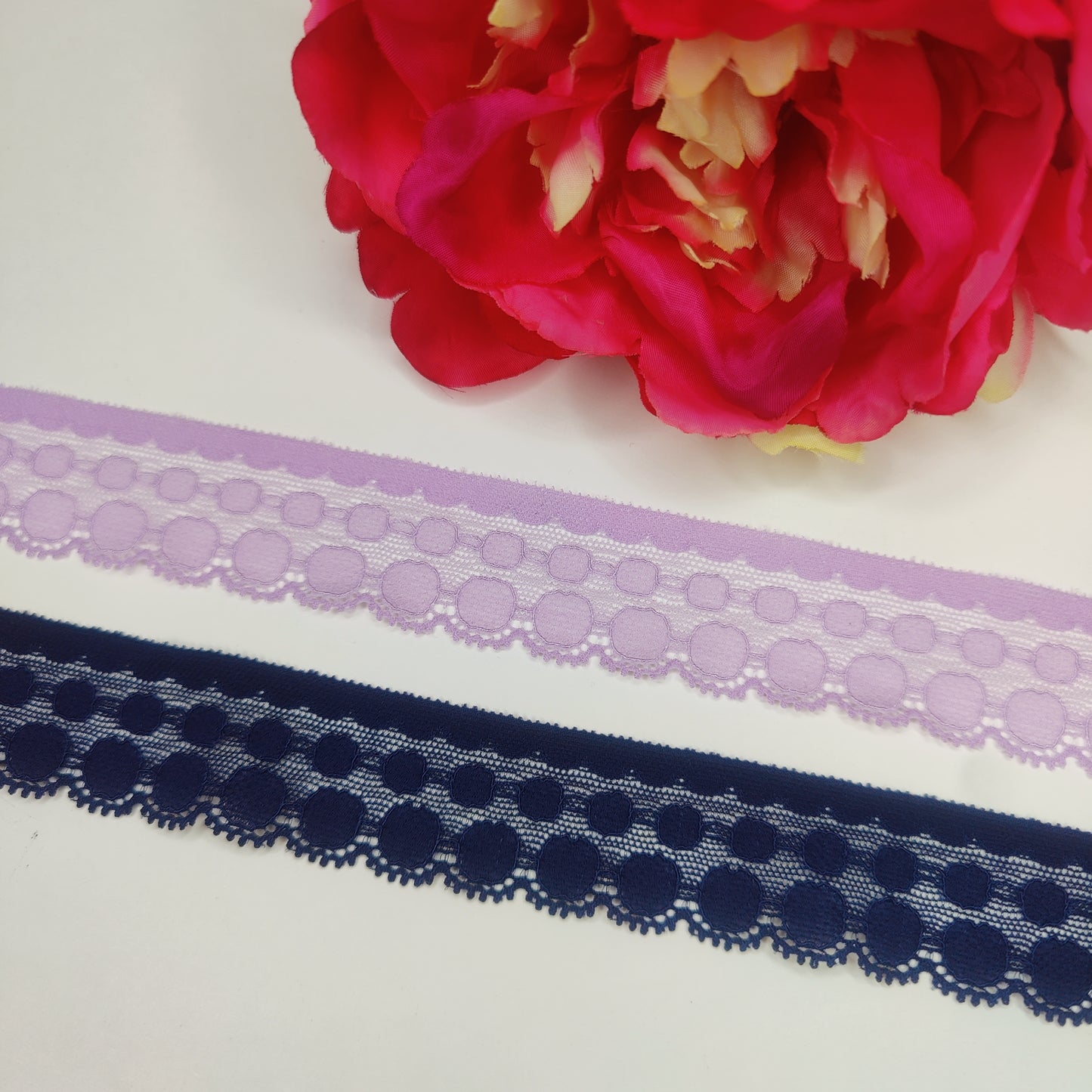 1 m elastische schmale Spitzenborte ca. 3 cm in pastel lavender und dark blue / stretch lace trim IDsx4