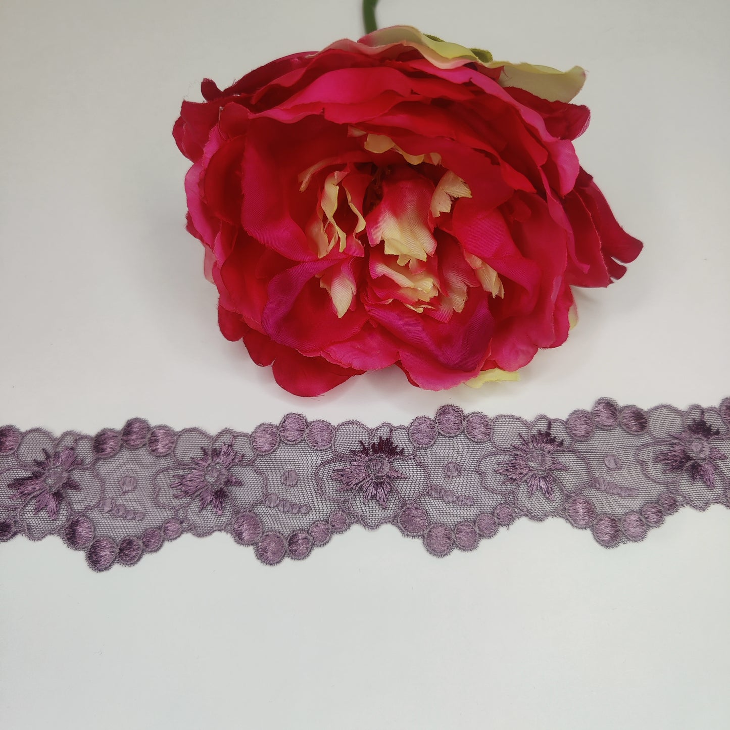 1 m elastische schmale Spitzenborte auf Tüll ca. 5 cm in crocus und rose truffle / stretch lace trim IDsx4