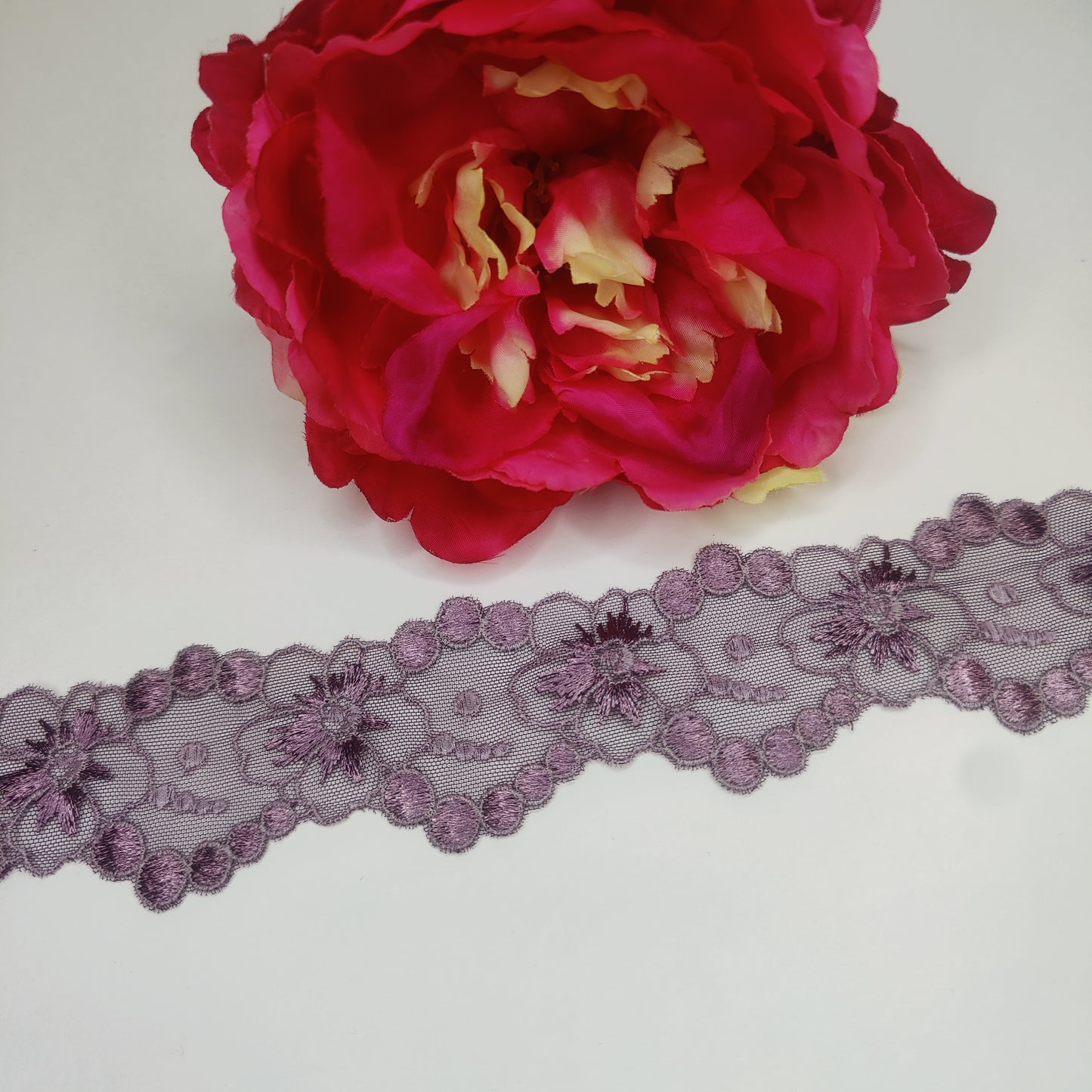 1 m elastische schmale Spitzenborte auf Tüll ca. 5 cm in crocus und rose truffle / stretch lace trim IDsx4