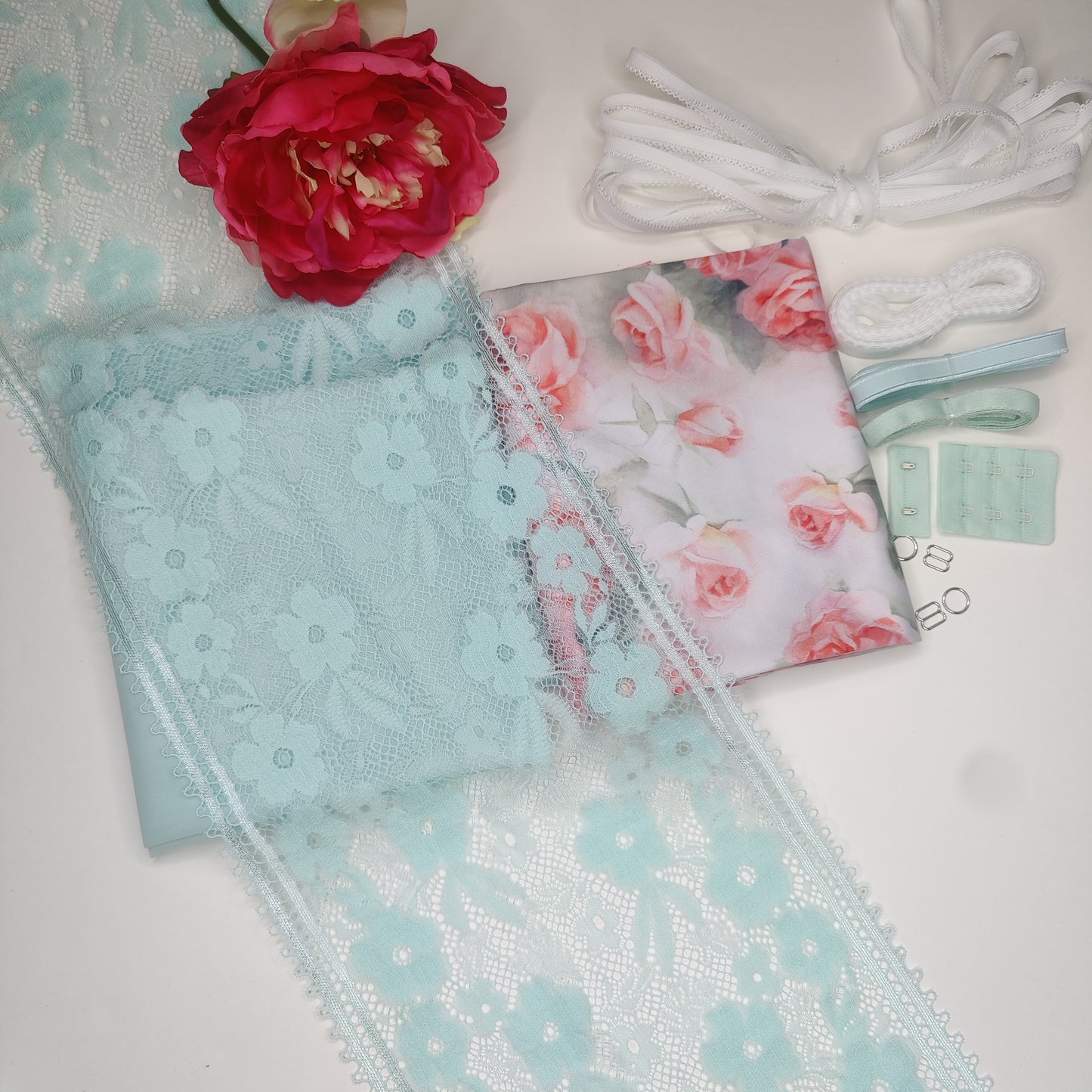 L'ultimo: kit da cucito lingerie grande per reggiseno e mutandine. Pacchetto cucito con <tc>Pizzo</tc>, microfibra, Powernet. Direzione del colore Mint IDnsx1