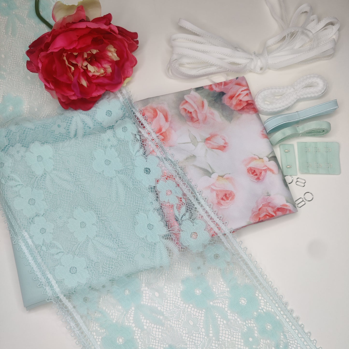 L'ultimo: kit da cucito lingerie grande per reggiseno e mutandine. Pacchetto cucito con <tc>Pizzo</tc>, microfibra, Powernet. Direzione del colore Mint IDnsx1