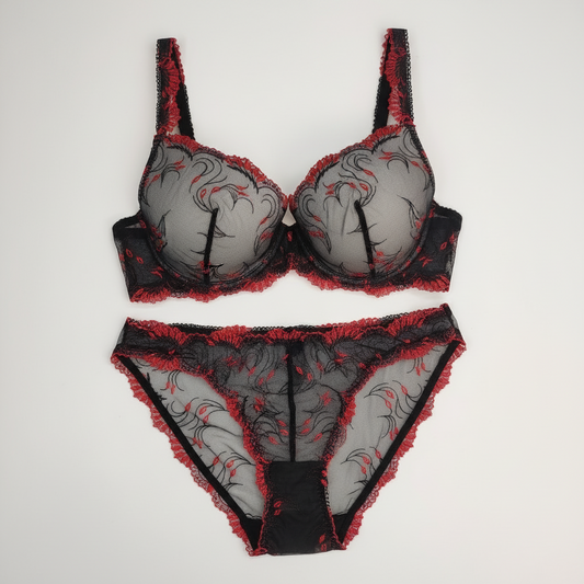 Valentinstag Special BH und Slip genäht aus dem Set. schwarz-rot