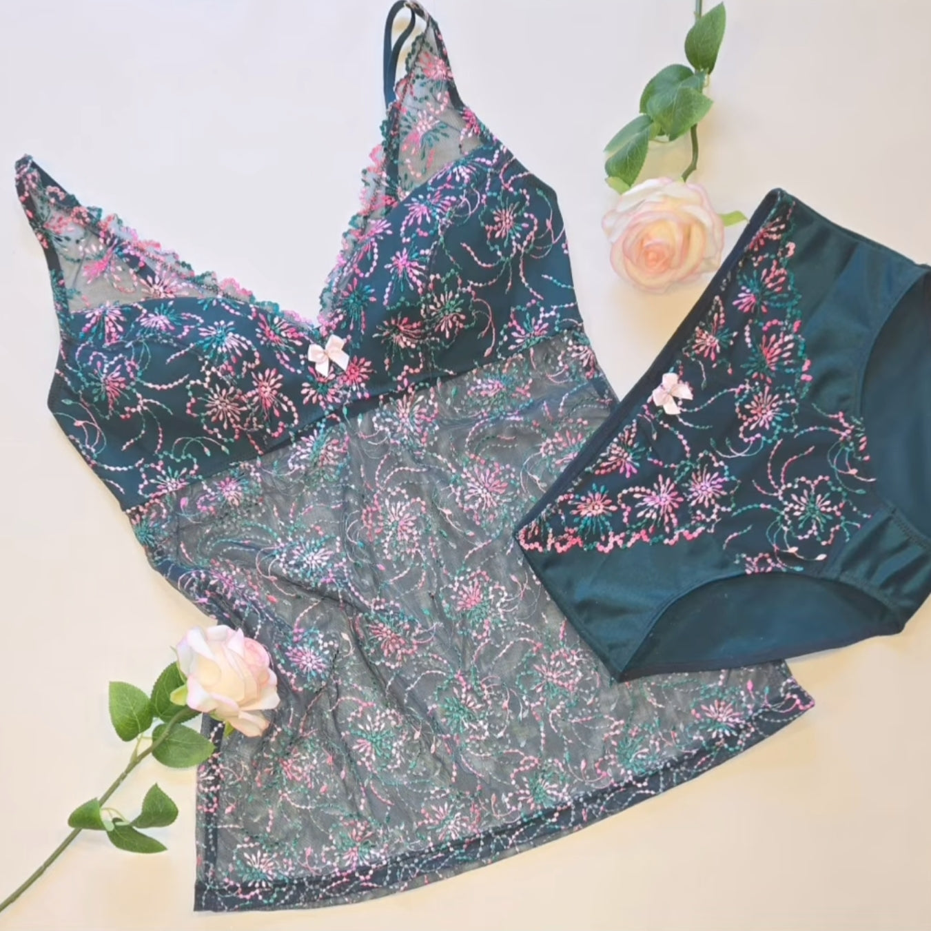 Microfiber, bi-elastic laundry fabric. Color pine green