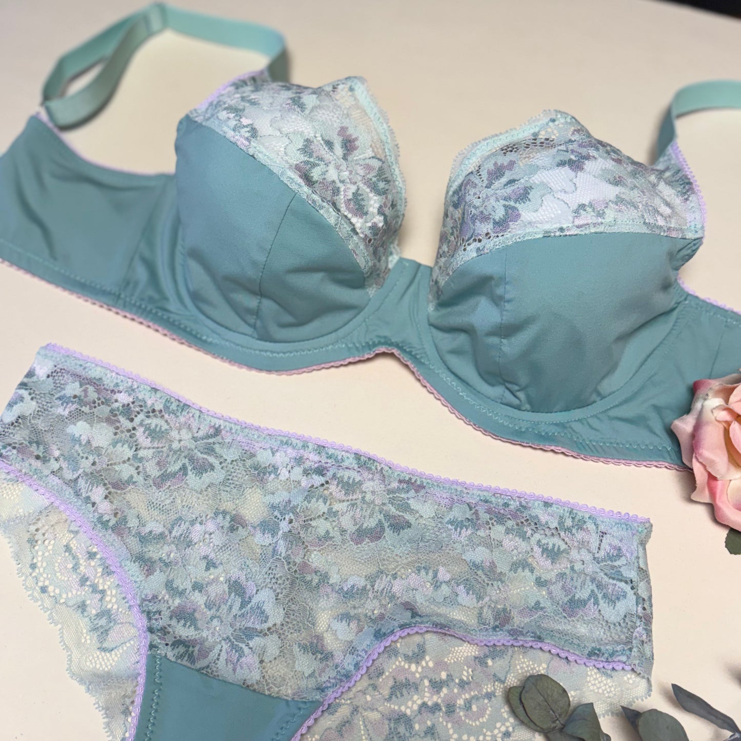 Special Offer March 2026. Großes Nähset für 2xBH's und Höschen bzw. Nähpaket mit Spitze, Mikrofaser und Powernet. Salbei / sage