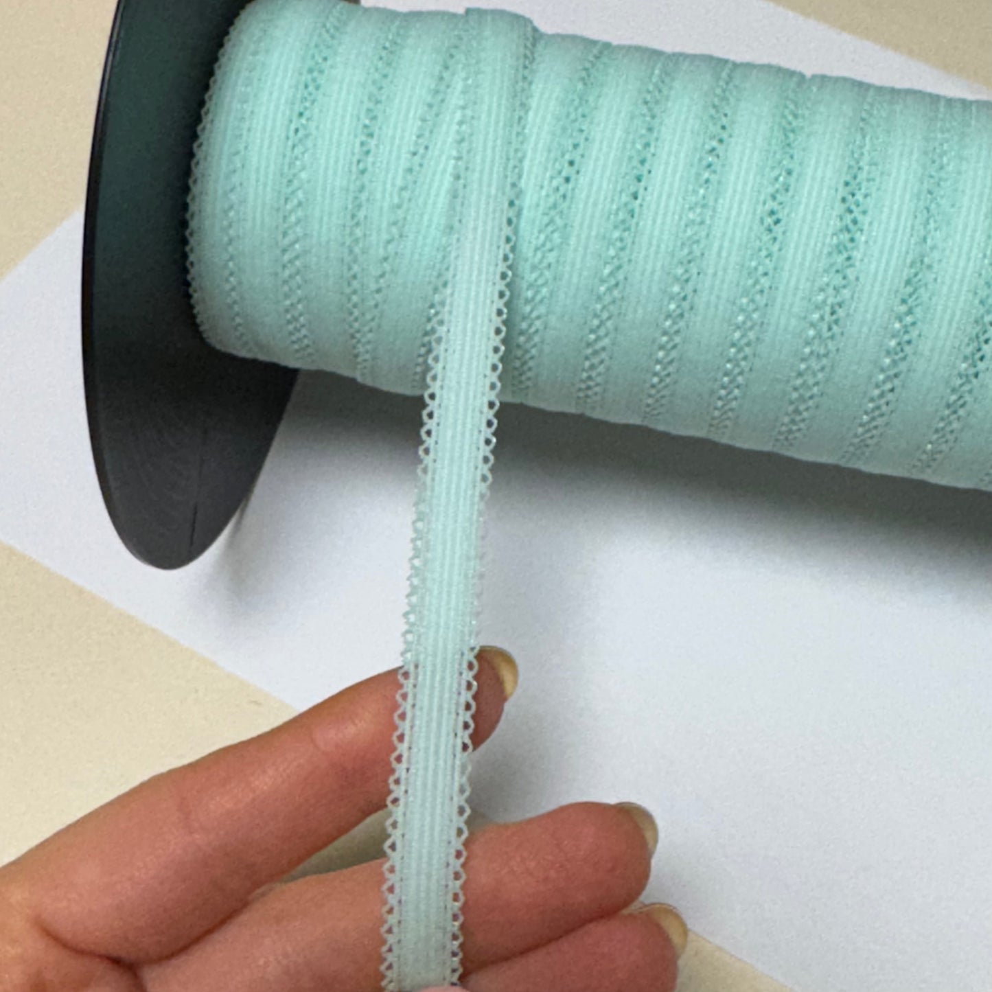 10 mm Zierlitze / Wäschegummi in hellgrün. Picot elastic, panty elastic in pastel green.