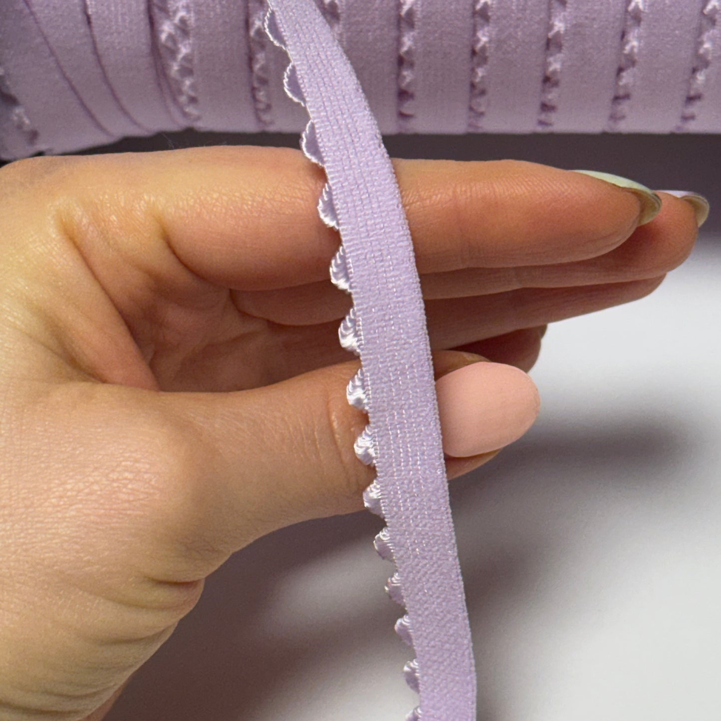11 mm breites Unterbrustgummi mit Pikotkante in pastel lavender