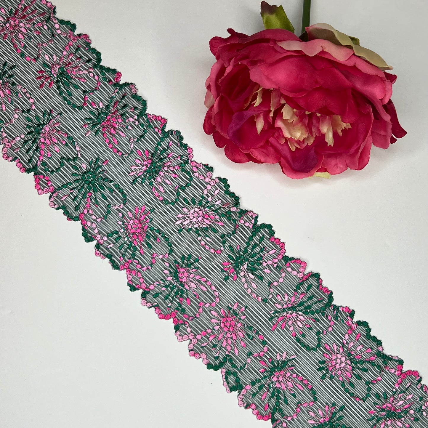 élastique étroit<tc>Dentelle</tc> en vert sapin et rose, prix au 1/2 mètre IDsx4