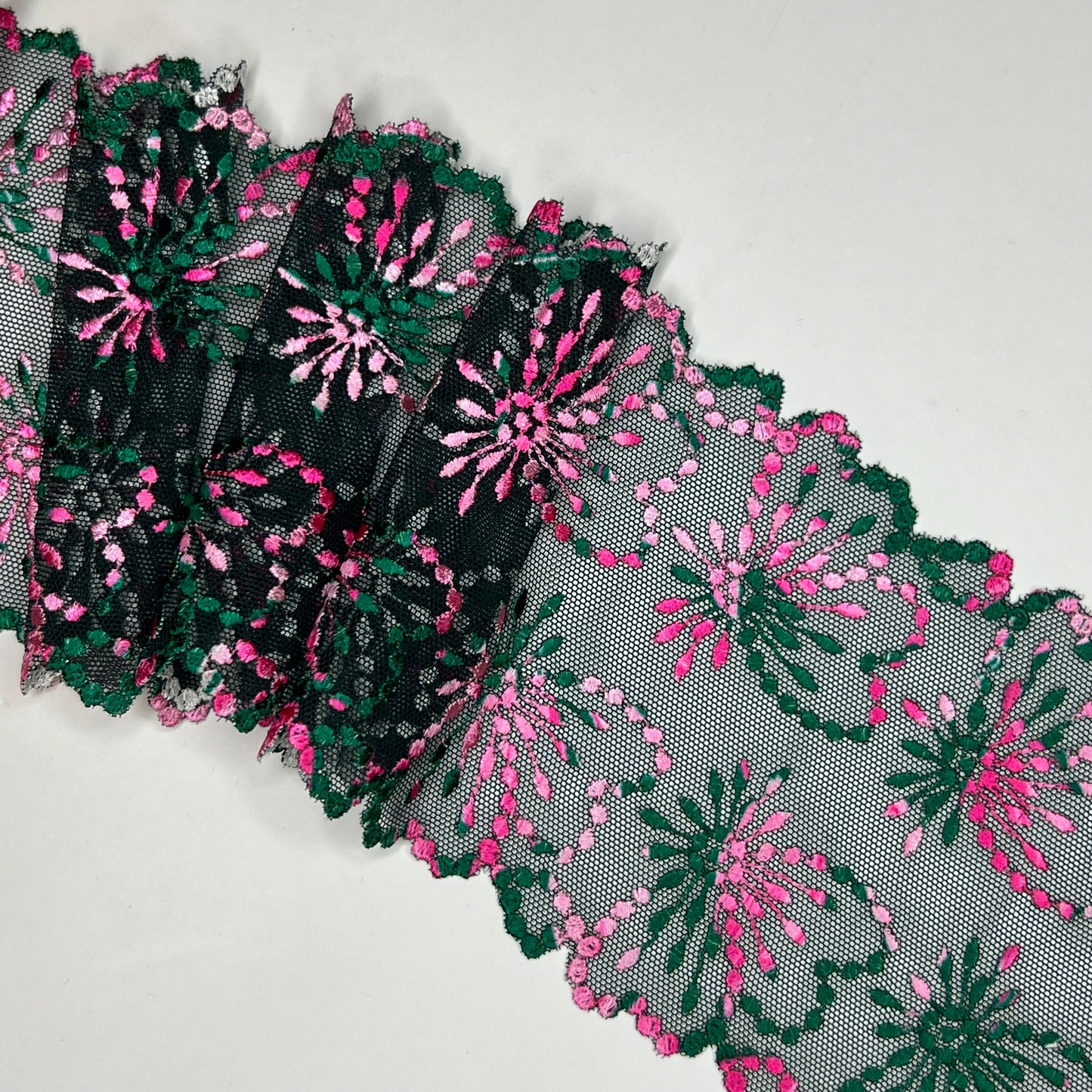 élastique étroit<tc>Dentelle</tc> en vert sapin et rose, prix au 1/2 mètre IDsx4