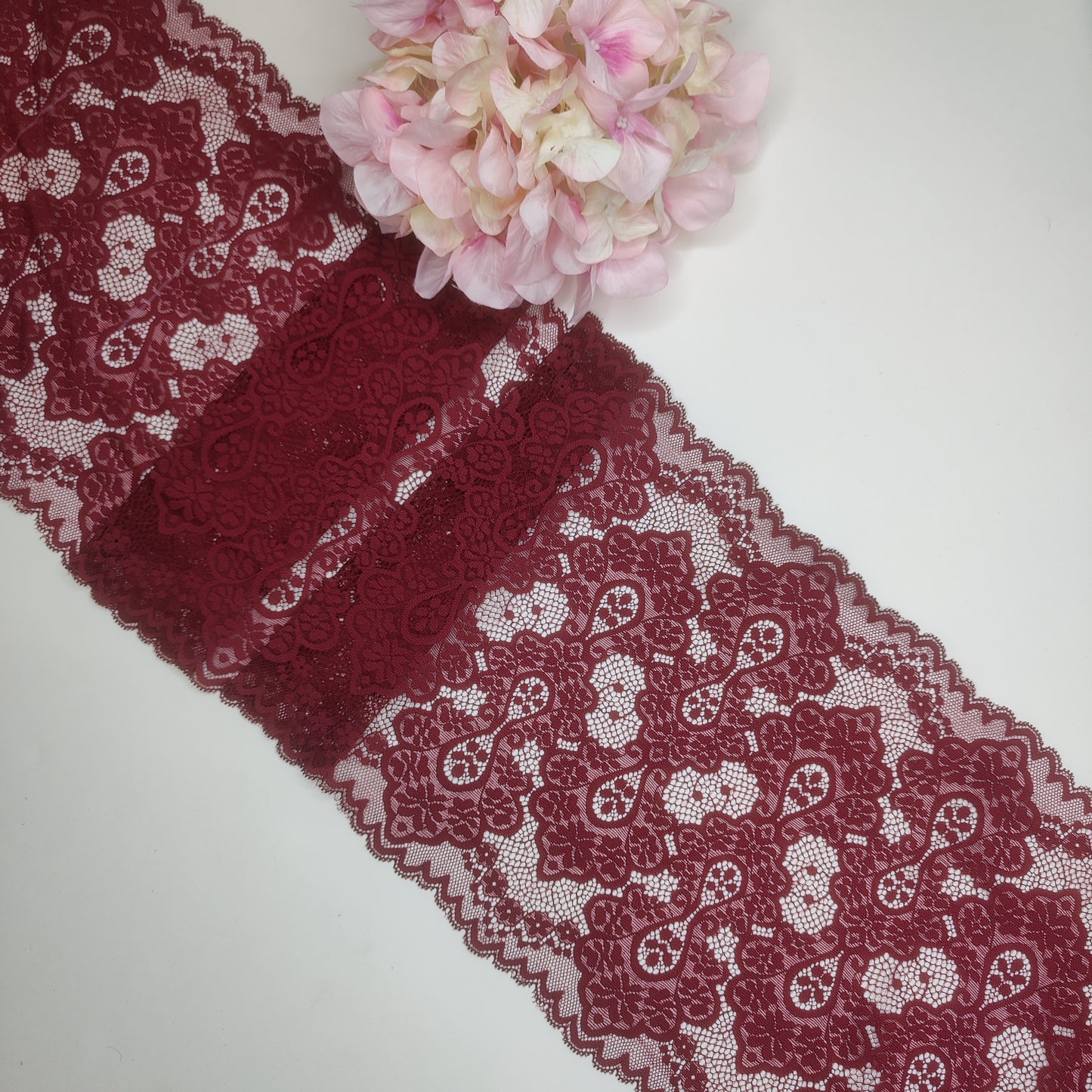 Breite, elastische Spitze in bordeaux. Preis per 1/2 Meter IDsx4