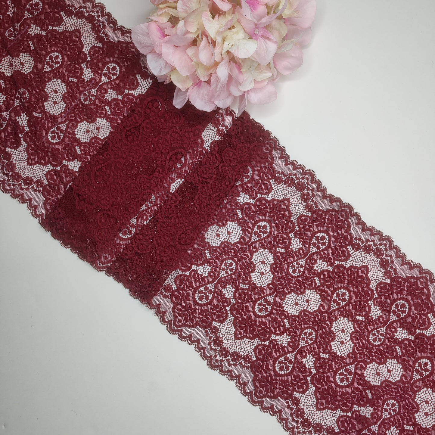 Breite, elastische Spitze in bordeaux. Preis per 1/2 Meter IDsx4