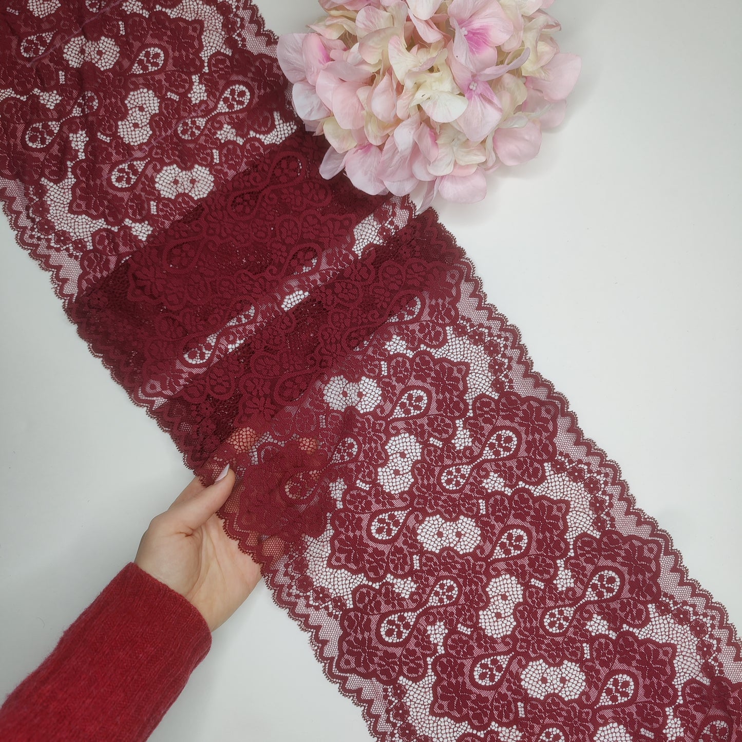 Breite, elastische Spitze in bordeaux. Preis per 1/2 Meter IDsx4