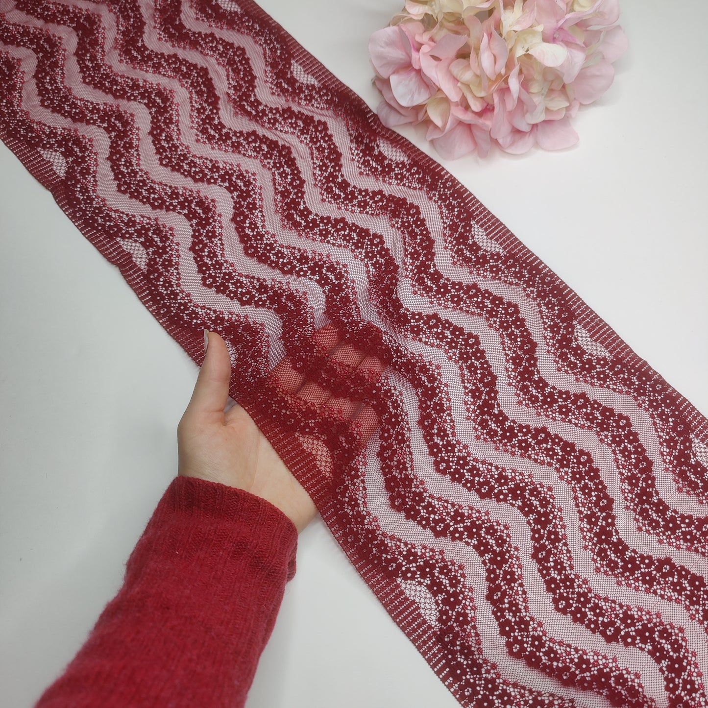 Breite, elastische Spitze in Bordeaux mit einem Hauch von Glitzer. Preis per 1/2 Meter IDsx4