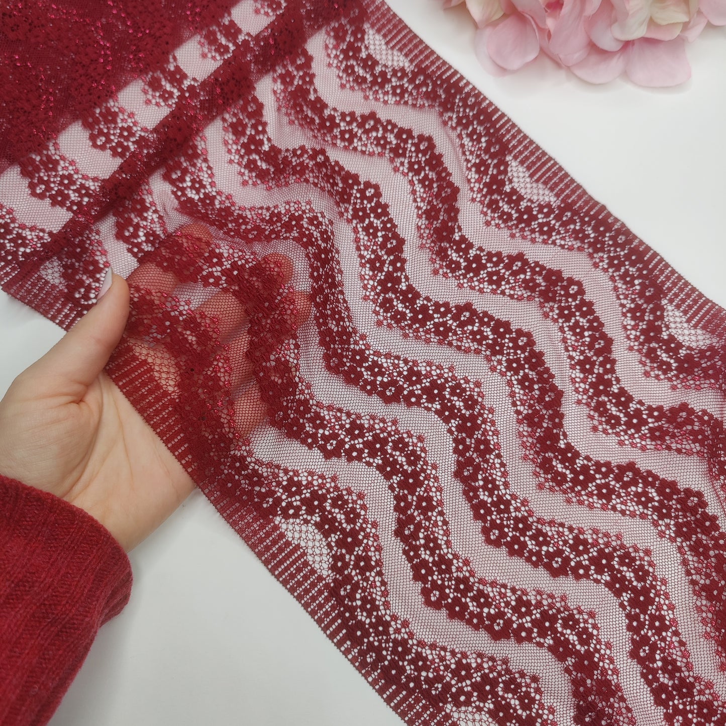 Breite, elastische Spitze in Bordeaux mit einem Hauch von Glitzer. Preis per 1/2 Meter IDsx4