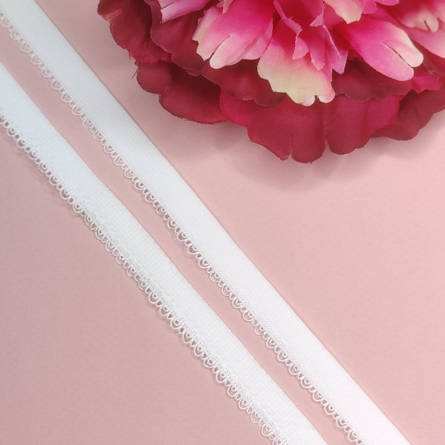 Élastique sous-poitrine de 10 mm de large avec bordure picot en blanc. IDelx19