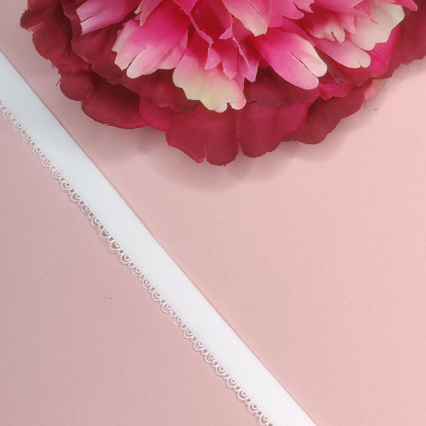 Élastique sous-poitrine de 10 mm de large avec bordure picot en blanc. IDelx19