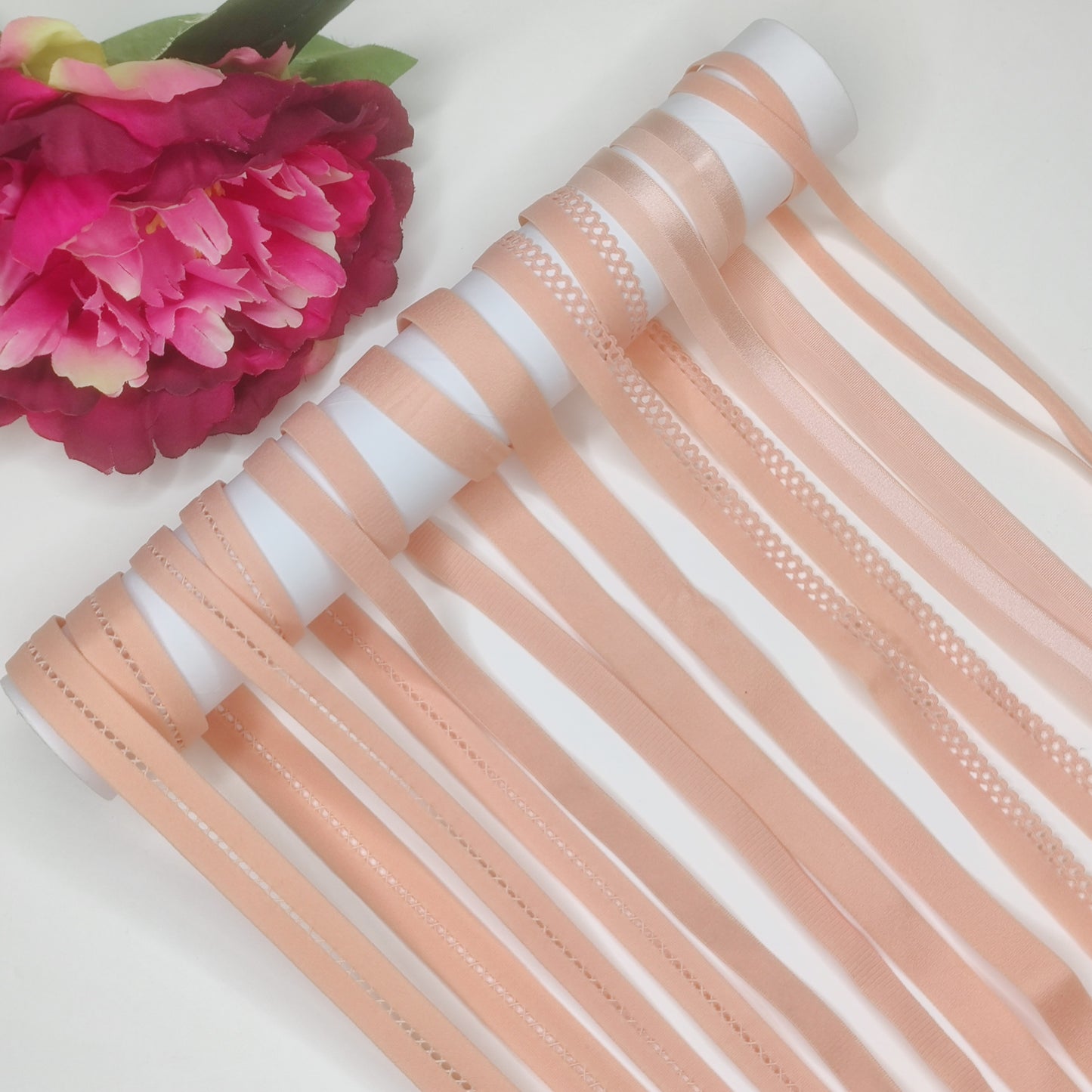 MIX & MATCH, Gummis. 12 mm und 15 mm BH-Trägerband, Unterbrustgummi, Zierlitze, Falzgummi, Dekolleté-Gummi in Pfirsich / Lachsrosa / Koralle. Meterware