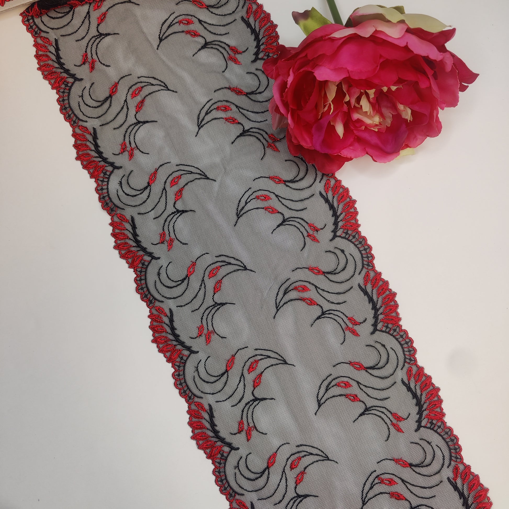 Stickereispitze schwarz-rot