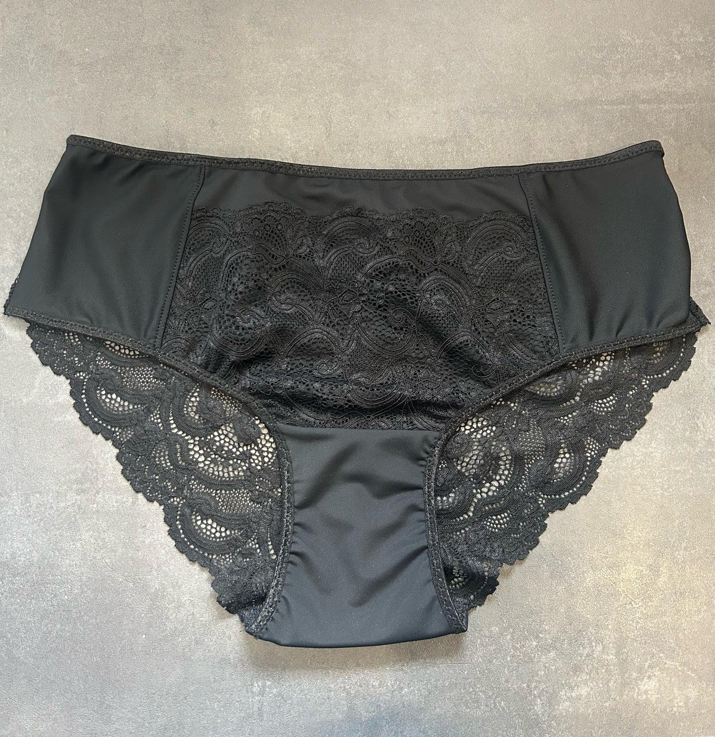 Paquet de couture pour slip Alina en noir