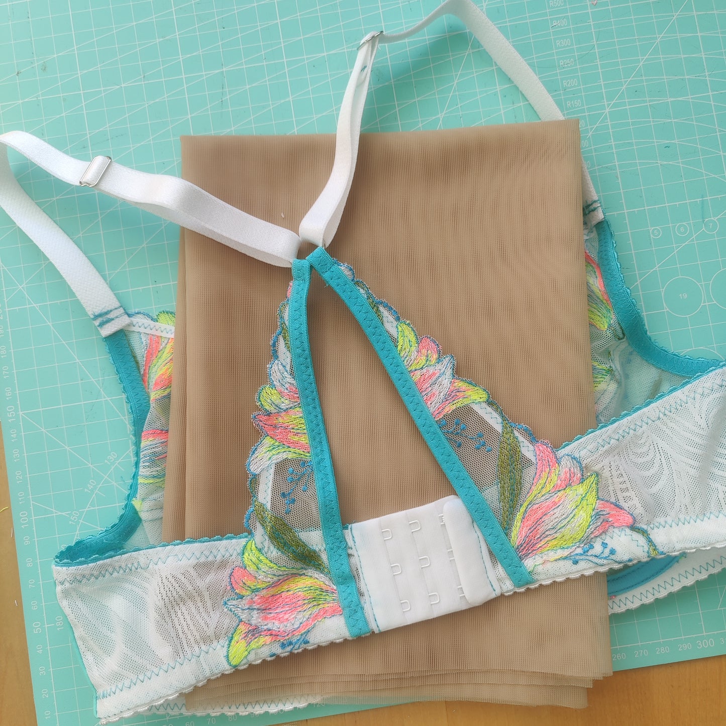 Kreativpaket zum BH Nähen,Dessous DIY Nähset für BH und Slip mit Stickereispitze, Powernet-Lycra und Einzugsware - neon mint. IDnsx1