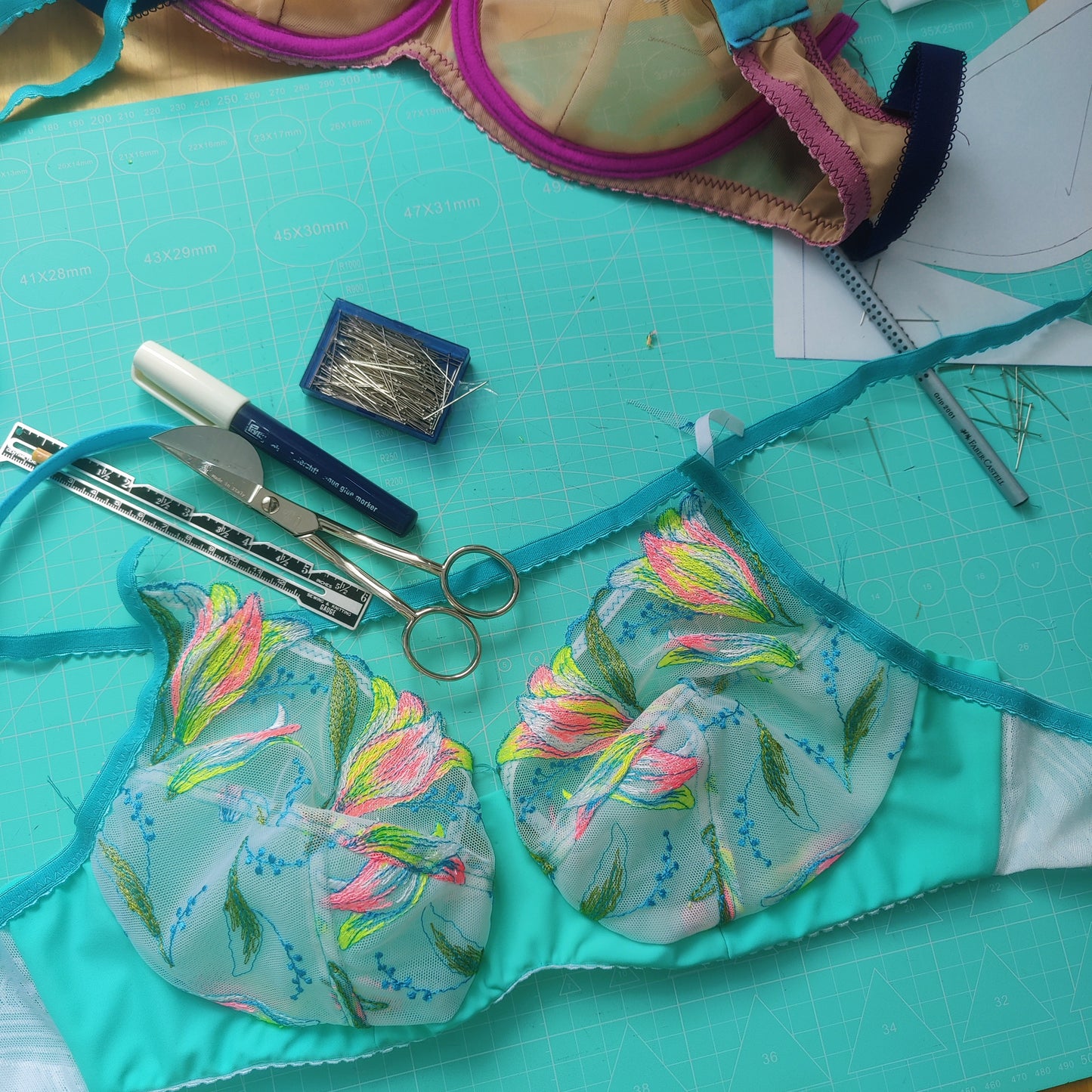 Kreativpaket zum BH Nähen,Dessous DIY Nähset für BH und Slip mit Stickereispitze, Powernet-Lycra und Einzugsware - neon mint. IDnsx1