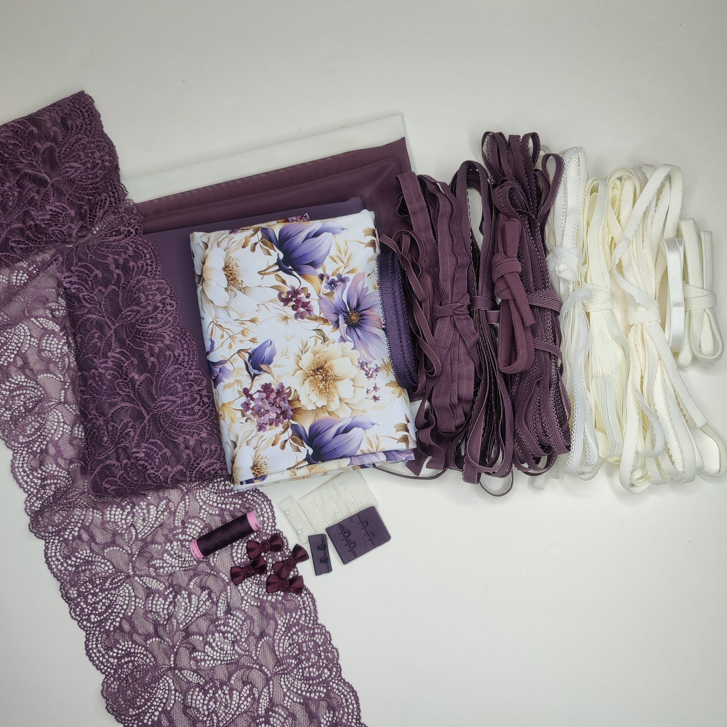 Offre du mois de septembre. Une réduction de 15 % sera facturée au moment du paiement. Grand set de couture pour 2x soutiens-gorge et culottes ou paquet de couture avec <tc>Dentelle</tc>, microfibre à imprimé floral et Powernet framboise. IDnsx1