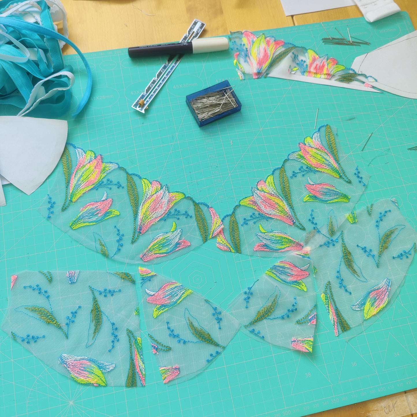 Kreativpaket zum BH Nähen,Dessous DIY Nähset für BH und Slip mit Stickereispitze, Powernet-Lycra und Einzugsware - neon mint. IDnsx1