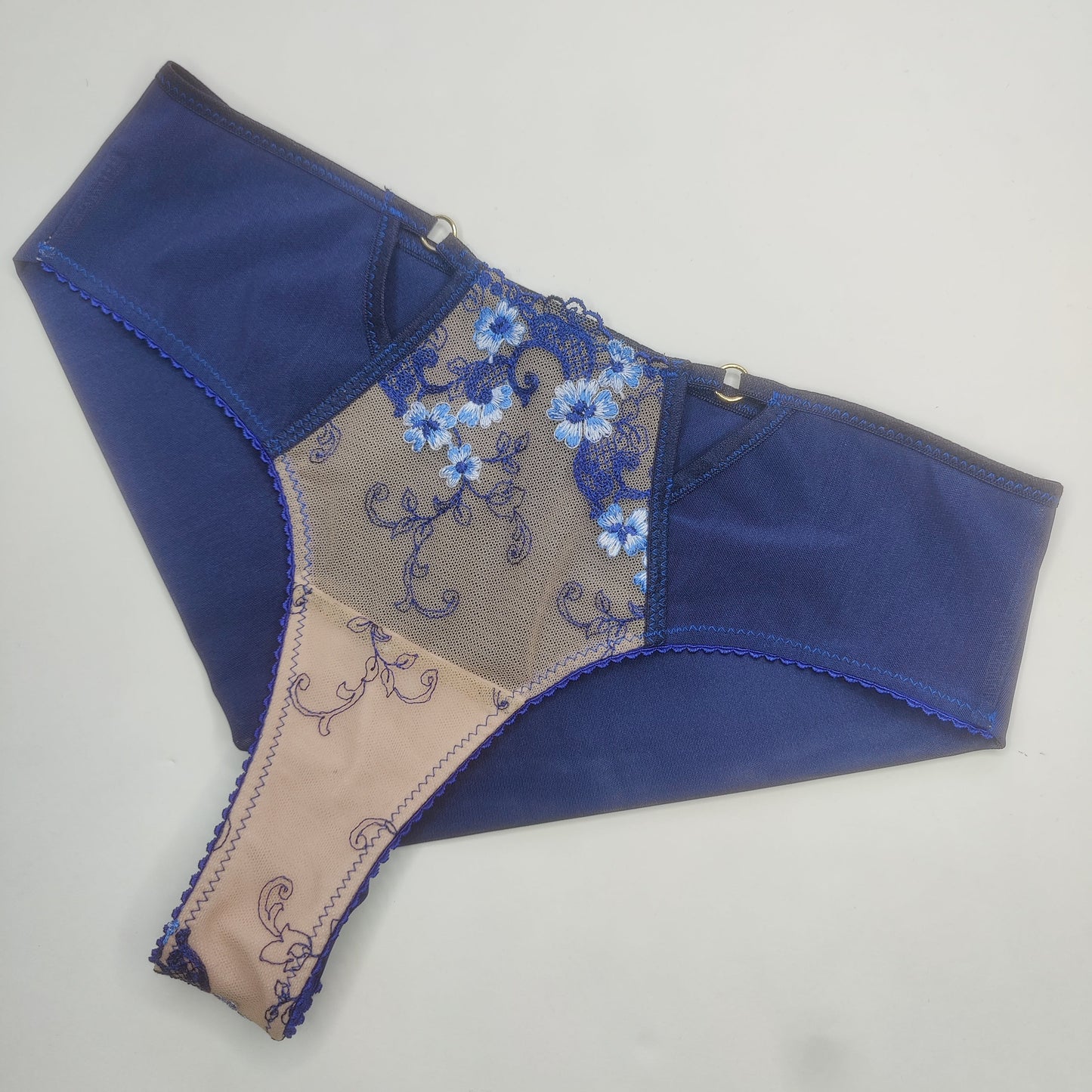 Dessousnähen lernen mit Video-Tutorials - LMM Nähclub & Community. Slip Vicky. 2 Slip Modelle. 45-Tage-Mitgliedschaft.