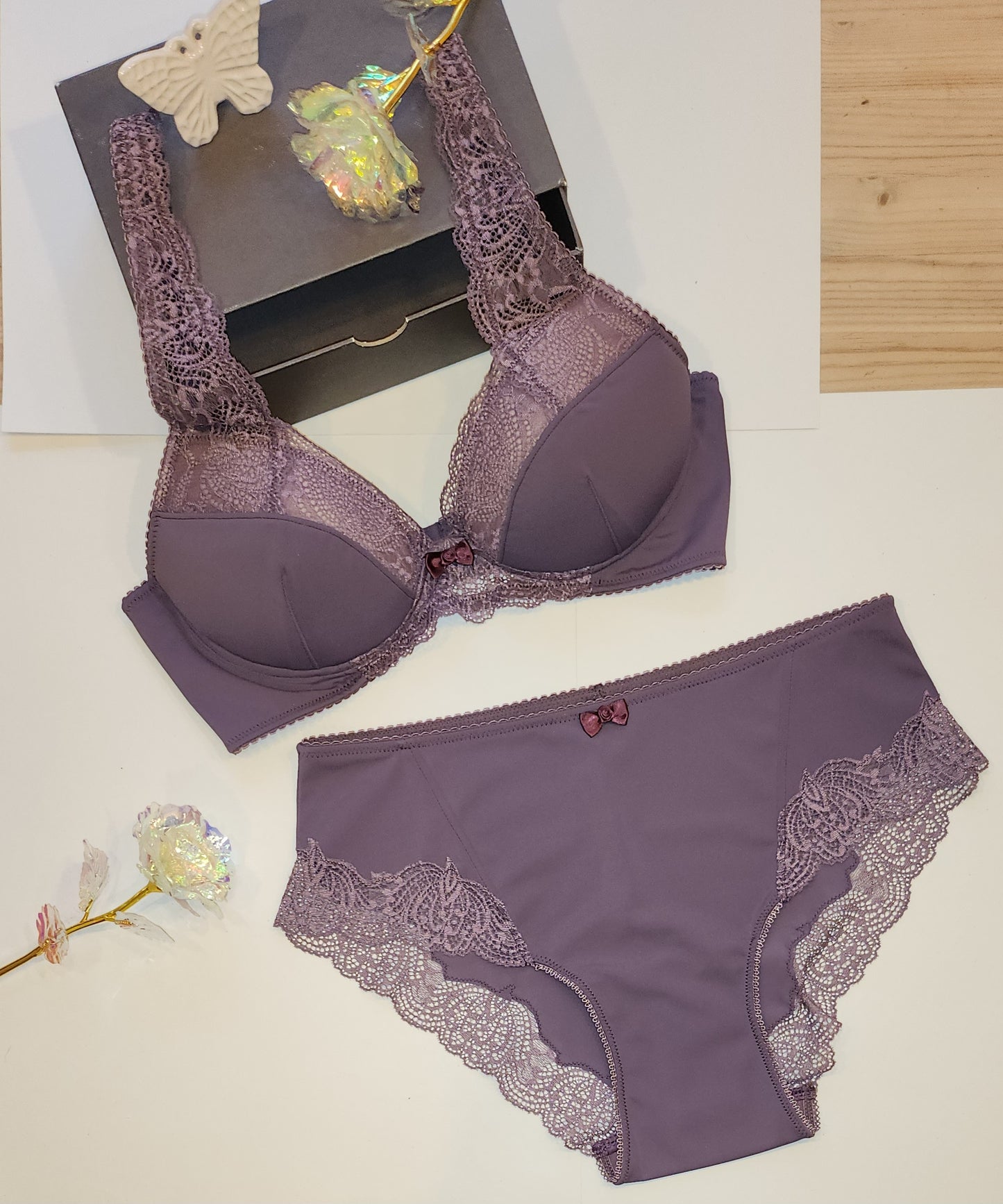 Offre du mois de septembre. Une réduction de 15 % sera facturée au moment du paiement. Grand set de couture pour 2x soutiens-gorge et culottes ou paquet de couture avec <tc>Dentelle</tc>, microfibre à imprimé floral et Powernet framboise. IDnsx1