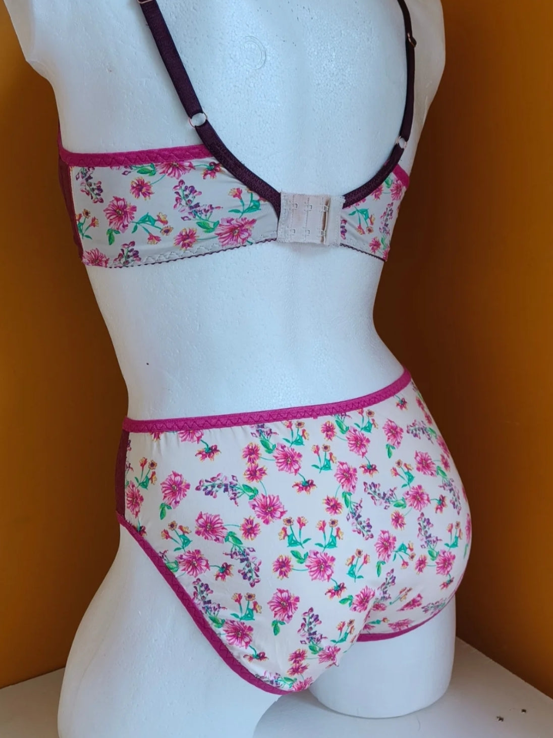 Microfiber, bi-elastic lingerie with floral motif on beige, printed.