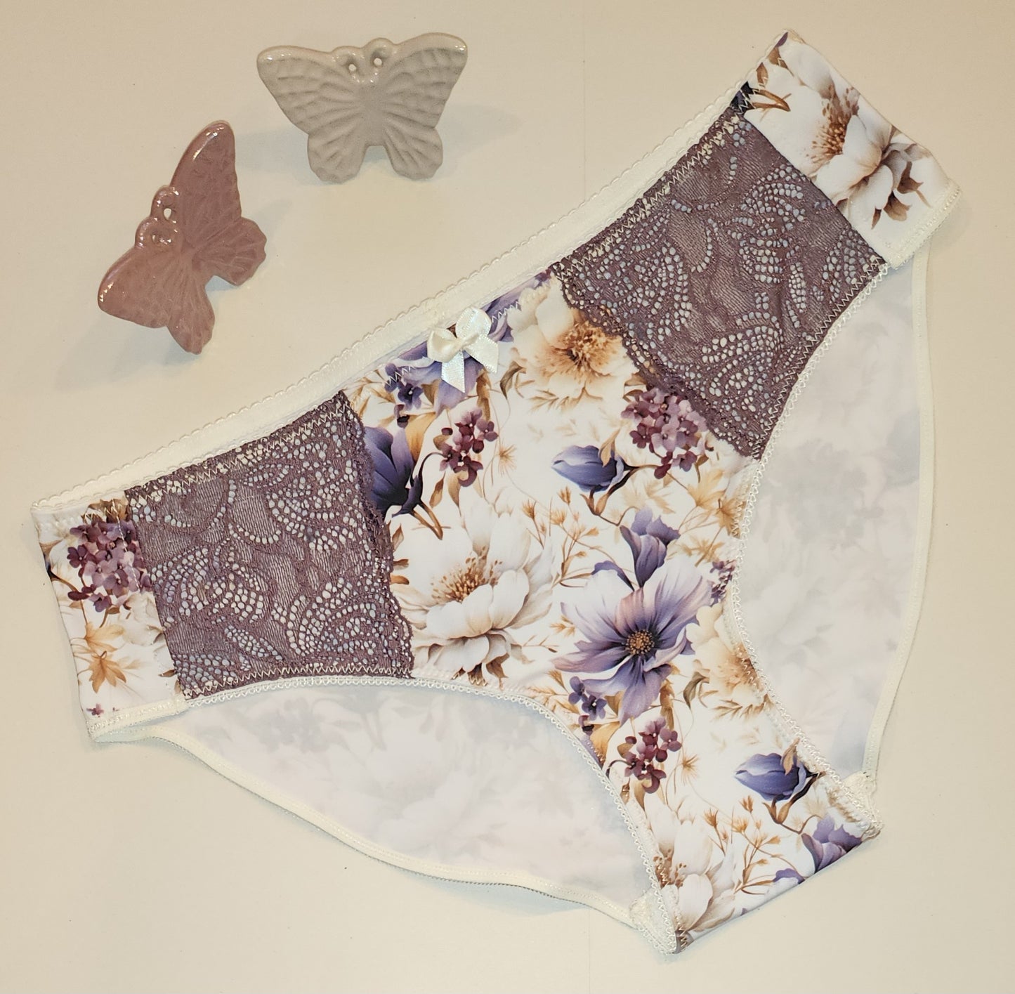 Offre du mois de septembre. Une réduction de 15 % sera facturée au moment du paiement. Grand set de couture pour 2x soutiens-gorge et culottes ou paquet de couture avec <tc>Dentelle</tc>, microfibre à imprimé floral et Powernet framboise. IDnsx1