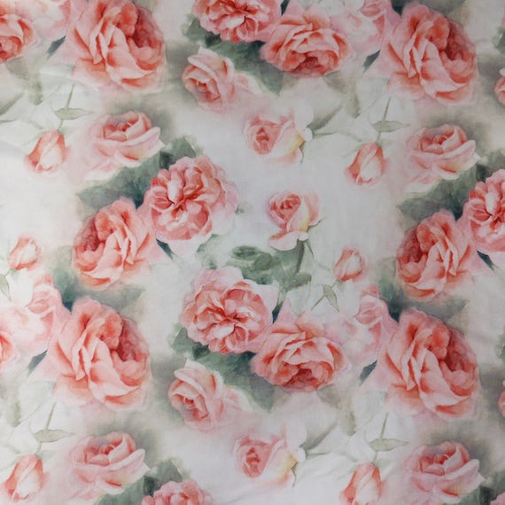 Microfibre florale 0,5 m pour la couture de lingerie et sous-vêtements. Menthe sur roses roses.